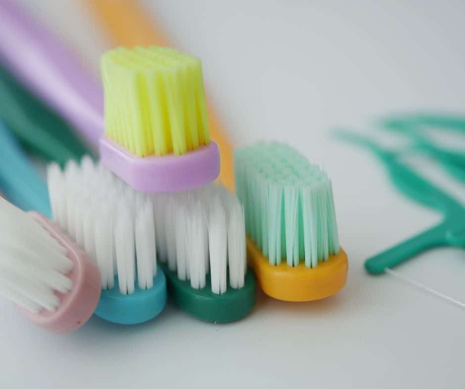 Mekane četkice za zube i pomagala za oralnu higijenu nakon ugradnje dentalnih implantata