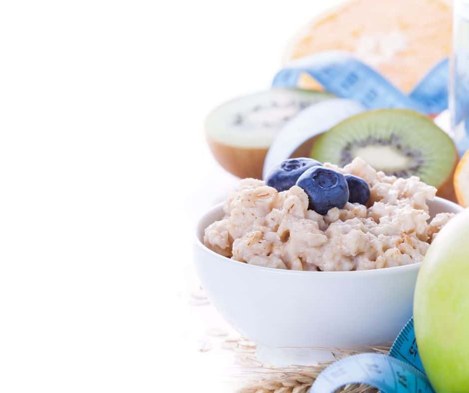 Zdrav doručak sa zobenom kašom i voćem, idealan za dugoročno održavanje zdravlja nakon ugradnje implantata.