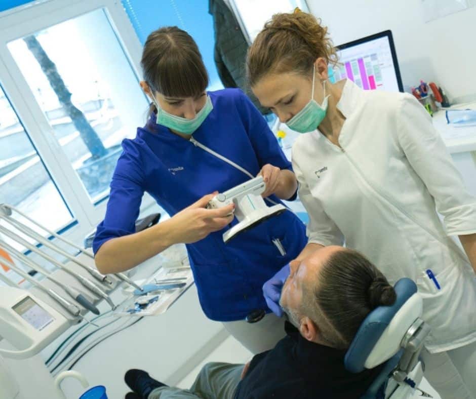 Stomatolozi u Poliklinici Smile koriste intraoralni skener za precizan pregled pacijenta.