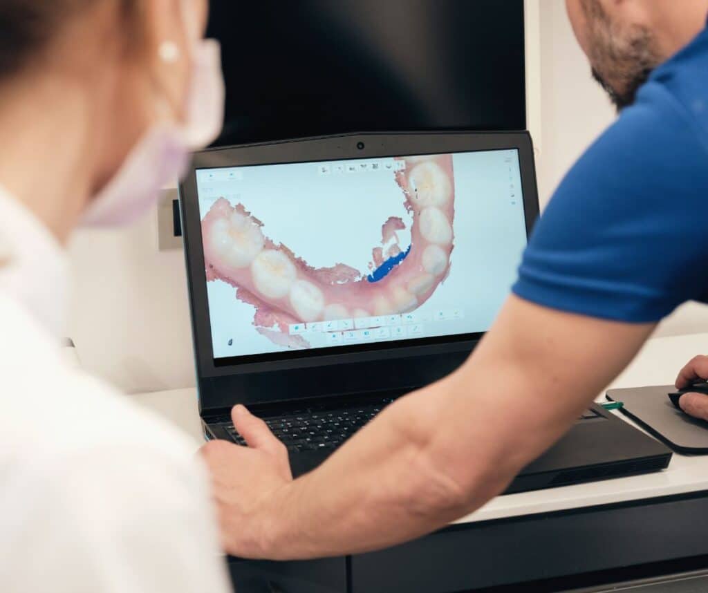 Stomatolog objašnjava digitalni 3D sken čeljusti pacijentu