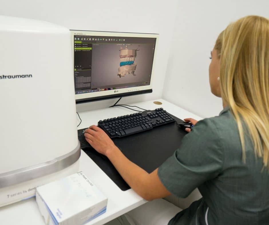 Stomatolog koristi specijalizirani kompjuterski softver za digitalno planiranje ugradnje zubnih implantata