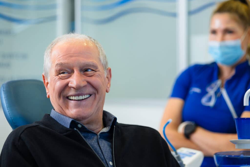 Zadovoljan pacijent nakon uspješne nadoknade zuba u Poliklinici Smile,