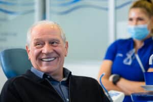 Zadovoljan pacijent nakon uspješne nadoknade zuba u Poliklinici Smile,