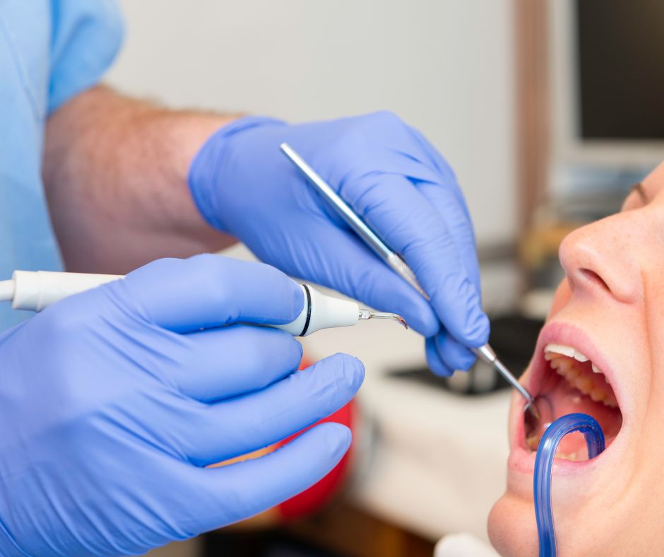 Stomatolog uklanja zubni kamenac ultrazvučnim instrumentom radi prevencije i liječenja parodontitisa