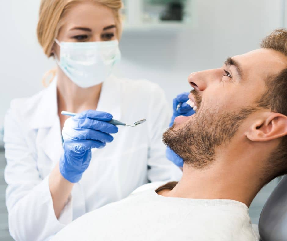 Stomatologinja Poliklinike Smile obavlja preventivni pregled zubi pacijenta prije odlaska na godišnji odmor