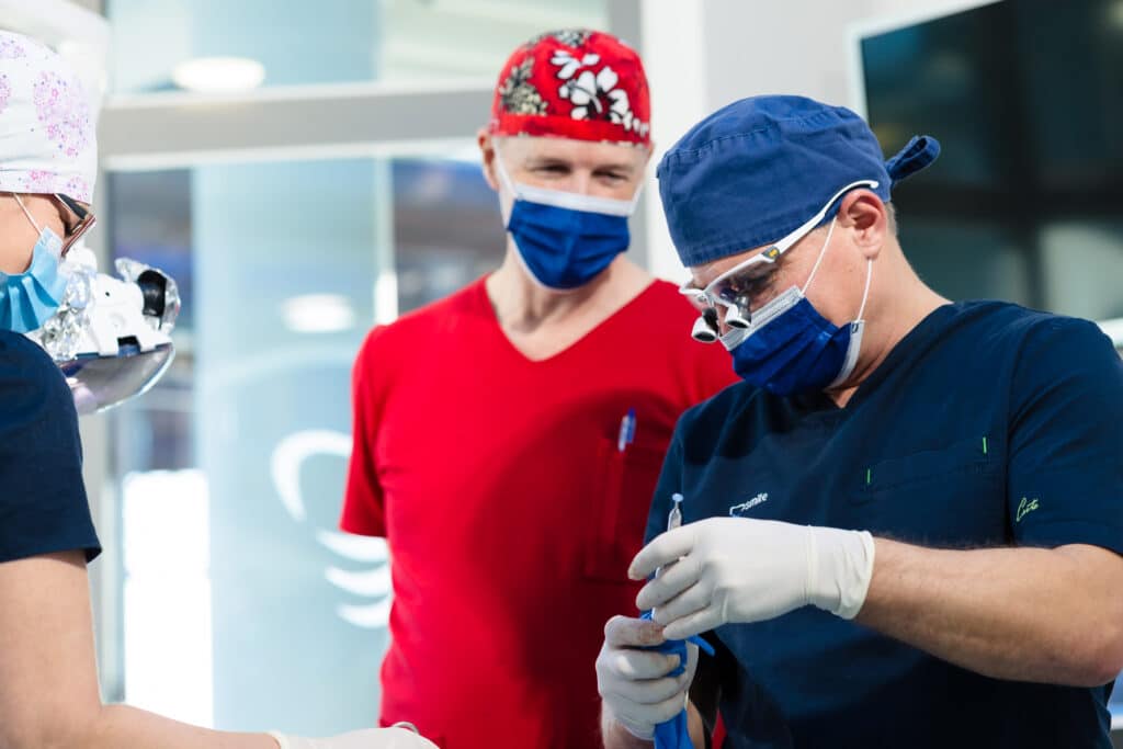 Stručni tim Poliklinike Smile priprema se za bezbolan zahvat uz svjesnu sedaciju, čime dentalna fobija prestaje biti prepreka za zdrav osmijeh.