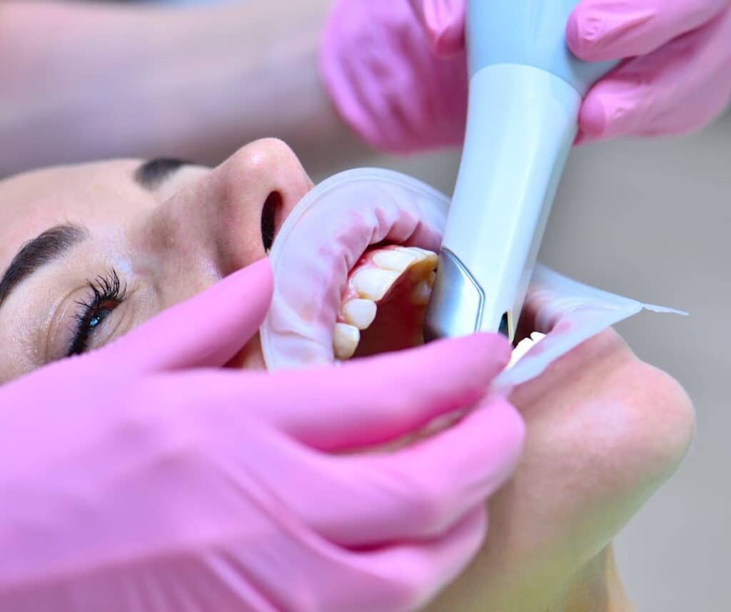 Krupni plan čišćenja zubi