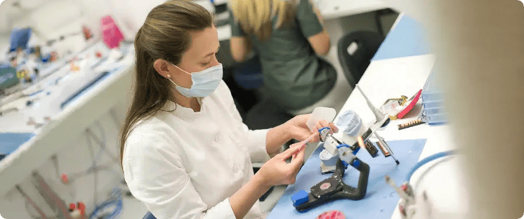 Odontotecnica al lavoro nel laboratorio odontotecnico digitale